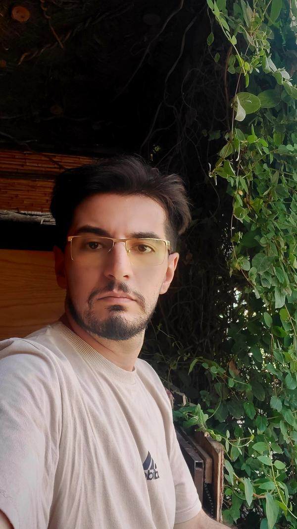 تصویر پروفایل علی